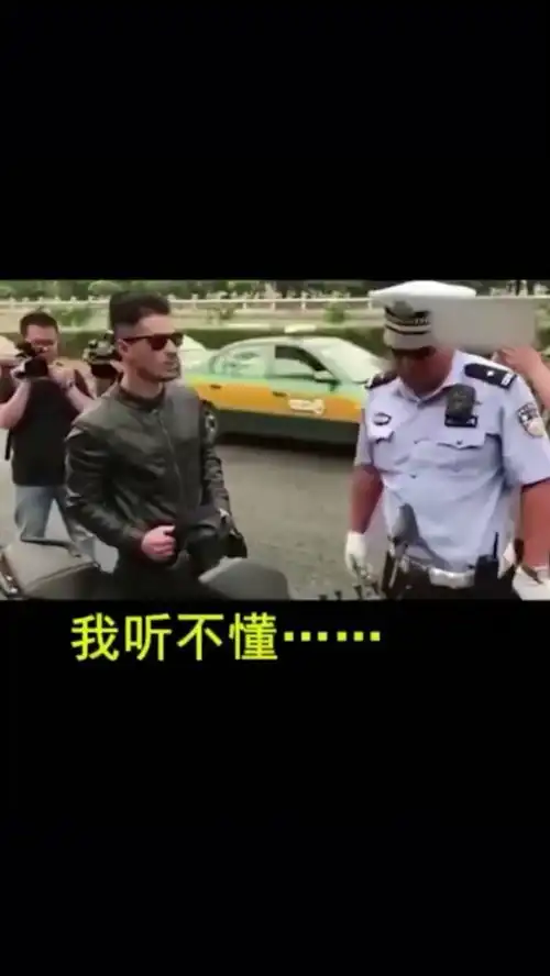老外骑摩托车违章,被交警拦下,警察说的话燃爆了
