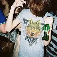 拿着酒瓶的男生头像