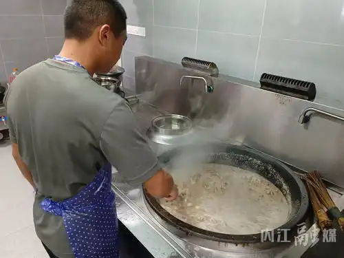 内江市退役军人事务局做好后勤保障让受灾群众吃上热乎饭

