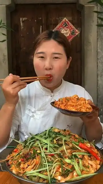 今天我们来做个陕西凉皮吃一吃,邻居都快馋死了
