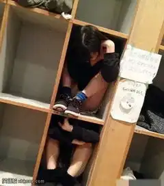 搞笑图片妹子,玩个电脑干嘛脱裤子
