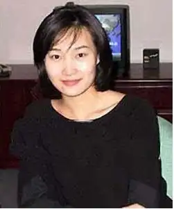 央视主持李梓萌戴假发13年,43岁仍是单身,月亮姐姐为她全网征婚
