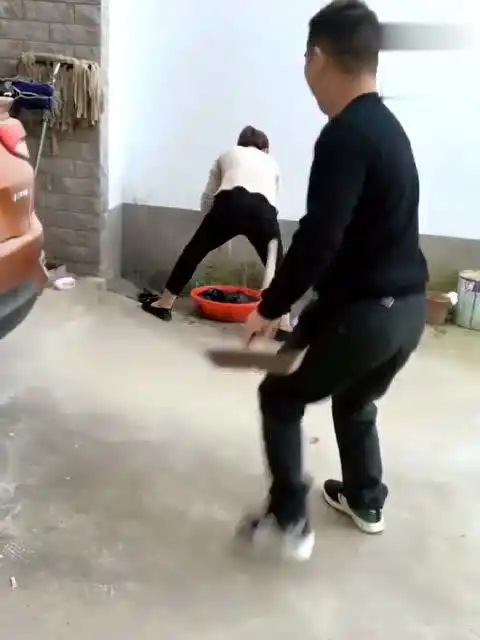男子恶搞媳妇,一脚下去发现自己手差点断了
