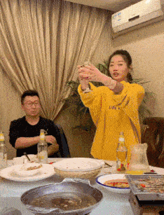 搞笑gif趣图姑娘你这样喝酒真霸气,气势上就已经压倒对手了
