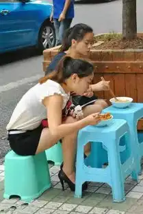 搞笑图片这是什么饭店啊,连桌子都没有还来吃,一定有特色吧