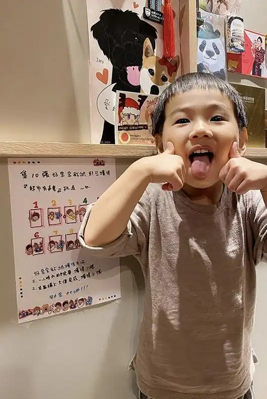 ella为儿子庆生晒全家福一齐搞怪做鬼脸画面温馨俏皮
