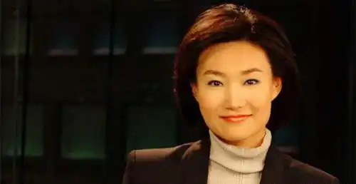 月亮姐姐为李梓萌在线征婚后者素颜出镜表情搞怪,43岁仍单身
