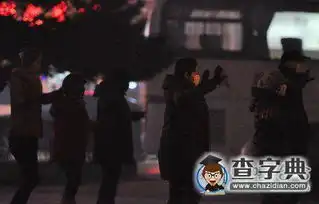 这么大的雾霾也不能阻挡大妈们跳广场舞
