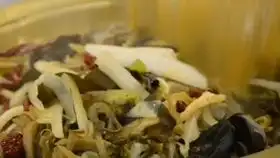 陕西美食,铜川耀州油泼小饺子勺子吃饺子更过瘾
