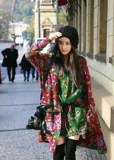 羽绒服太贵今冬的抗冻顶流来了军大衣和花棉袄赶紧穿起来
