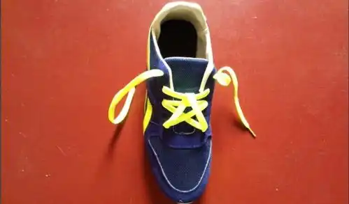 双排扣鞋子的系鞋带方法
