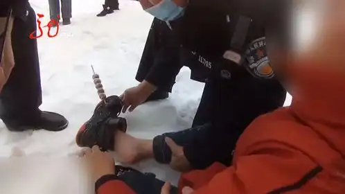 揪心黑龙江伊春一10岁男孩脚背扎进了一串冰糖葫芦
