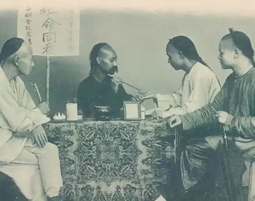 晚清老照片青楼娼妓艳若桃李我见犹怜,莲花僧人低头不敢直视