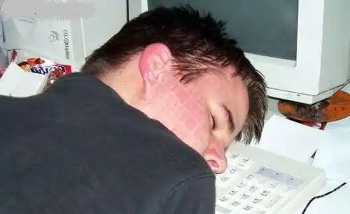 爆笑图片大哥,都说对牛弹琴没有用,你就别再试下去了
