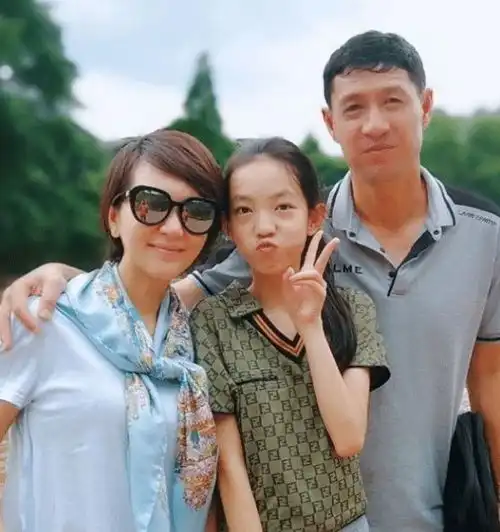 2001年,国足黎兵与空姐发妻离婚,净身出户,转身迎娶了歌手甘萍
