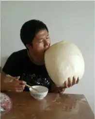 清明节快到了,张三去买祭品,看到居然有纸
