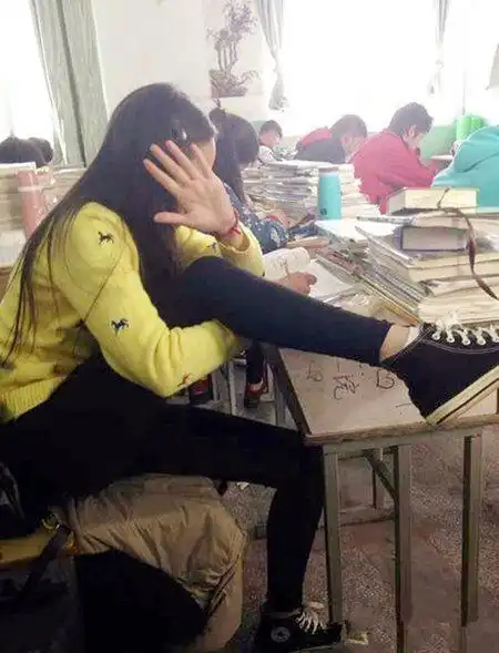 妹子,开个冰箱而已,用不着这么夸张吧,知道你练过,就别秀了
