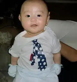 张柏芝quintus可爱母子装贺lucas生日