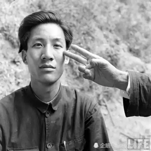 1947年陕西临潼一算命先生帮人算命现场实拍照片