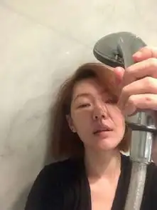 小s洗手间拍大片自称失眠手拿淋浴喷头表情沉醉
