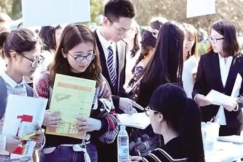 北大硕士当中学老师亏不亏看完这三个人的选择,我瞬间沉默了
