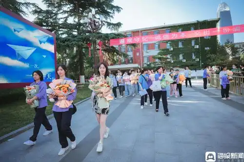 高考落幕定格考场外那些高考表情
