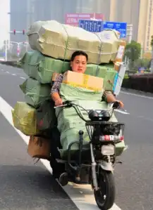 货车侧翻宝贝散落一地好心疼呀

