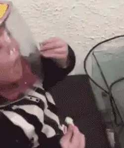 搞笑gif妹子,你这是乐极生悲啊
