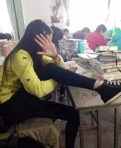 女生夏天穿什么比较吸引人强迫症的我真想帮帮你哈哈哈
