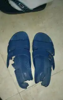 爆笑图片一童鞋特别节俭,给大家看看他的拖孩
