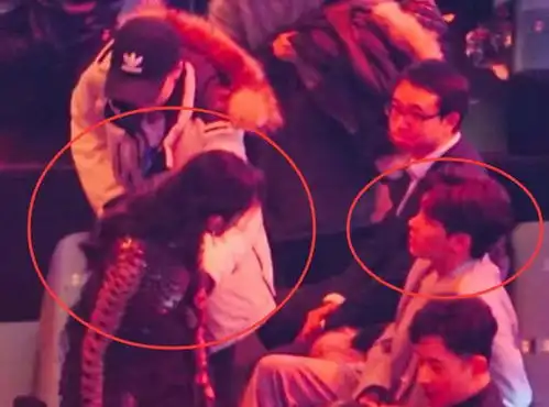 谁说李易峰避嫌杨幂两人对视的表情,周冬雨伸头看,罗晋也好奇
