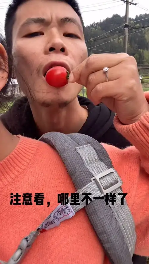 半个多小时没动静了背上这儿子比自己长的还老搞笑夫妻

