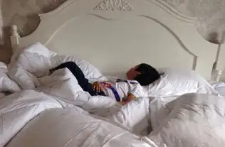 吴镇宇恶搞儿子赖床照被称53岁奇葩爸爸
