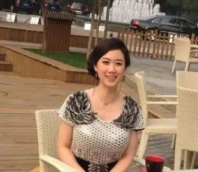 给黑人修脚拿到美国绿卡后的凤姐过得很惨当事人连狗都不如
