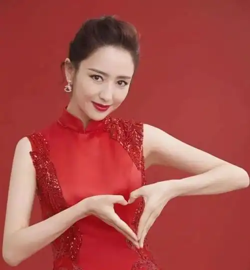何炅问佟丽娅找你主持节目多少钱佟丽娅的回复笑翻全场
