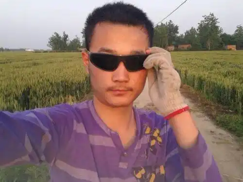 有没有搞笑的,丑一点的男的照片,我来恶搞qq好
