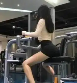 妹子,怎么也不换个健身衣服就来健身房了啊看的汉子们不淡定
