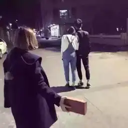 妹纸不小心摔倒,内裤露出来了,好尴尬
