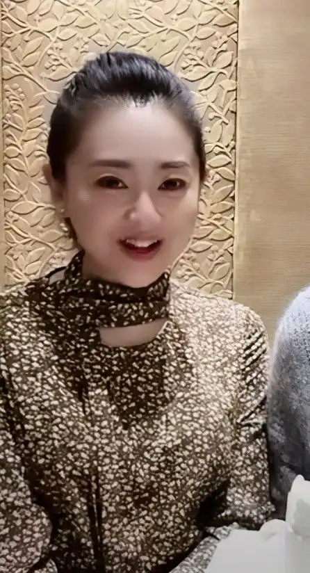 月亮姐姐为央视主持李梓萌征婚后者素颜表情搞怪,43岁仍单身
