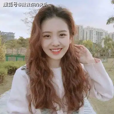 爆笑段子晚上和闺蜜一起去吃饭,坐在饭店的包厢里
