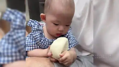 萌虎下山,馒头轻微受点苦,宝宝吃馒头太搞笑
