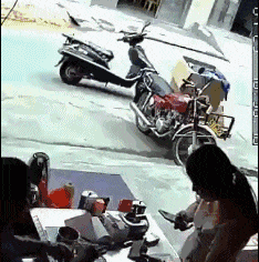 搞笑gif趣图幸好有这段视频,否则谁都无法证明是电动车动的手
