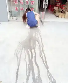 大王图乐姑娘,这样躺地上不怕冷
