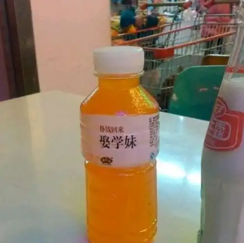 搞笑gif图片笑话段子大哥,上个厕所你就玩出花样了
