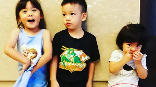咘咘与小伙伴排排站bo妞实力抢镜裤子穿歪了仍坚持吃手指
