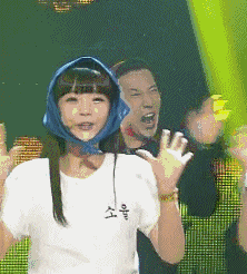 搞笑gif段子美女,你不要再往前,吓到小哥哥了
