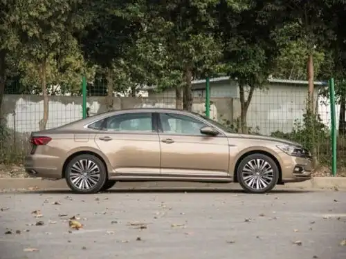 不愁销量的b级车,油耗5.6l,尾部带字母,不火不行
