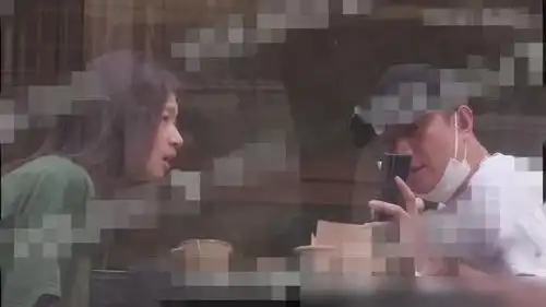 文章夜会神秘女被疑新恋情该女子撞脸姚笛,五官相似度极高
