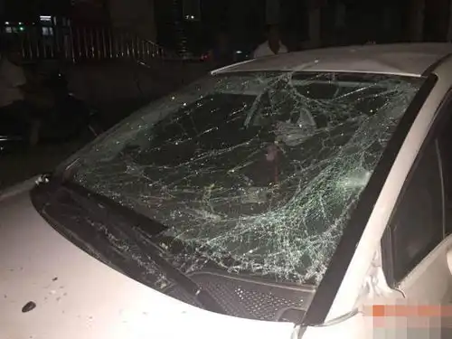 汽车挡风玻璃碎了,报保险却遭拒只能怪车主多说一个字
