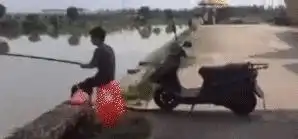 搞笑gif那么好看的妹子,哎,不去扛水泥可惜了
